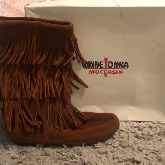 Minnetonka 3-layer fringe boots - Picture 3 of 13